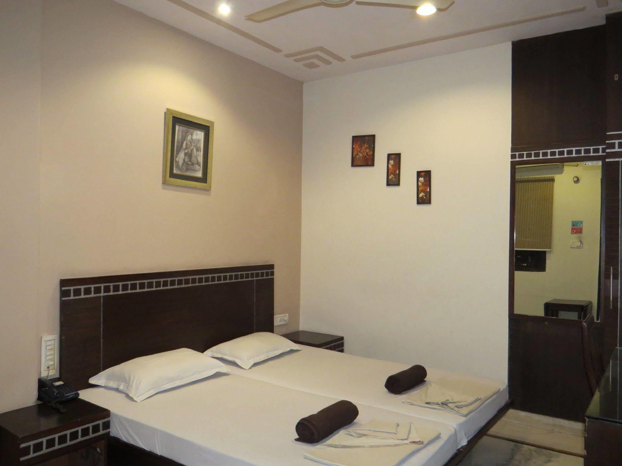 Smyle Inn - Best Value Hotel Near New Delhi Station Exterior foto