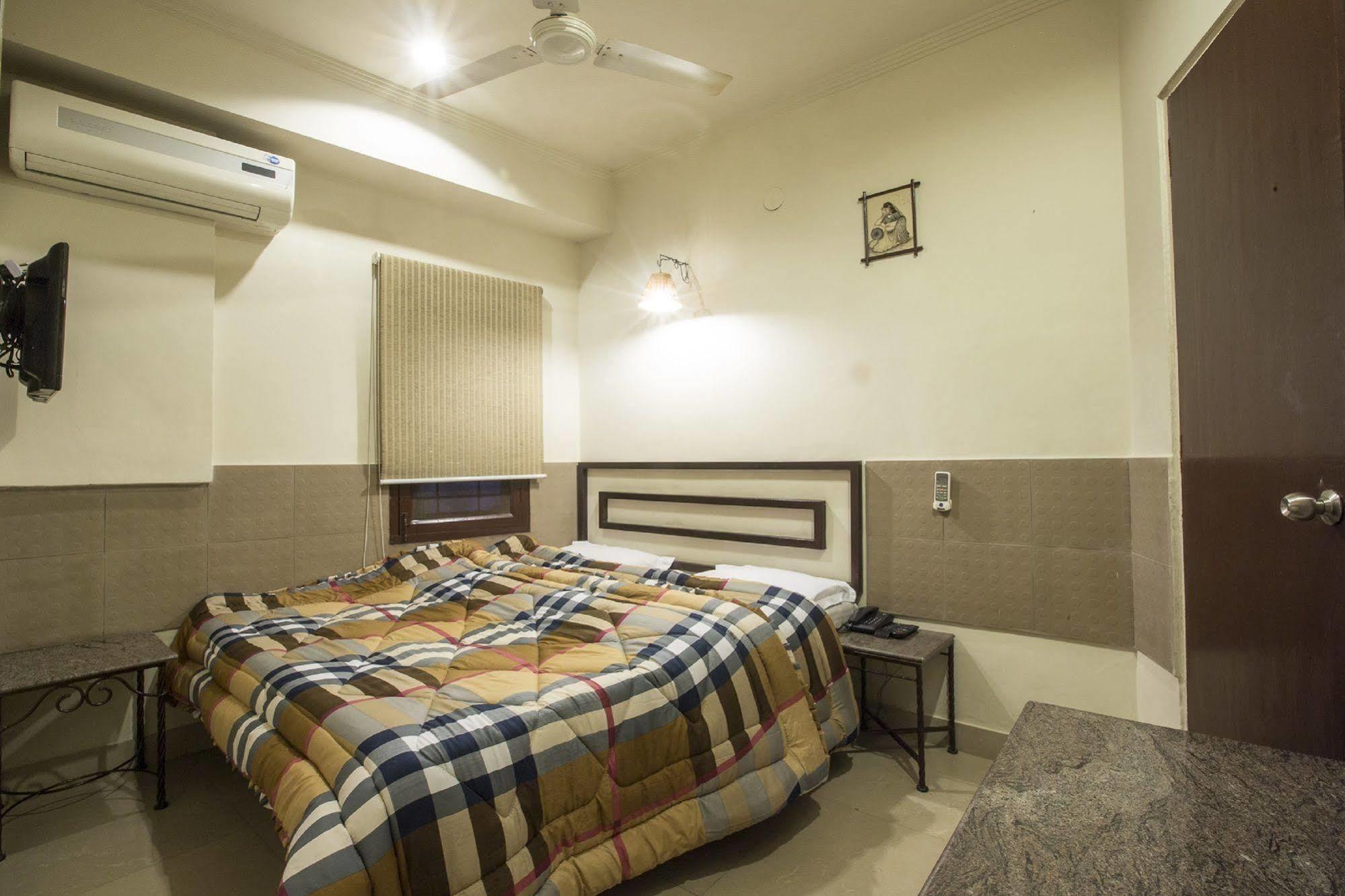 Smyle Inn - Best Value Hotel Near New Delhi Station Exterior foto